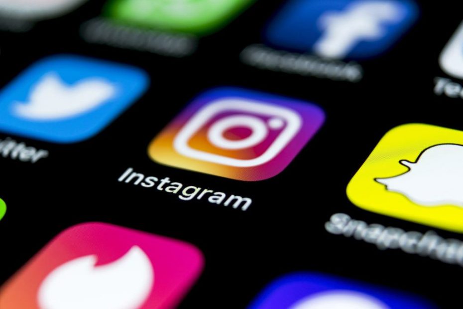 popular social media icons facebook, instagram
